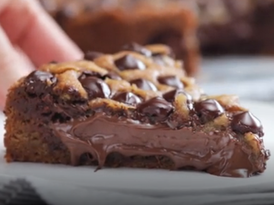 Izvrstan kolač punjen čokoladom i nutelom, nećete mu odoljeti